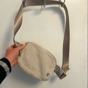 Lululemon Everywhere Fleece Belt Bag – Natural Ivory (Sherpa) – NWT